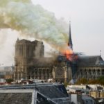 Γαλλία: Καταρρέει από πυρκαγιά η Παναγία των Παρισίων