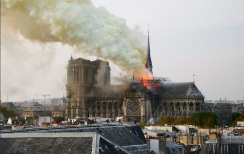 Γαλλία: Καταρρέει από πυρκαγιά η Παναγία των Παρισίων