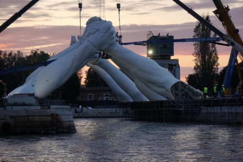 «Χτίζοντας γέφυρες» με τον Λορέντσο Κουίν στη Μπιενάλε Τέχνης της Βενετίας.