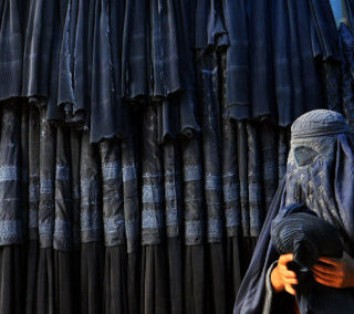 Ιράν: Αποφυλακίστηκε η Ιρανή που είχε διαμαρτυρηθεί κατά της μαντίλας