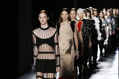 Μόνο ενήλικα μοντέλα από εδώ και μπρος γα τον γαλλικό όμιλο μόδας Kering