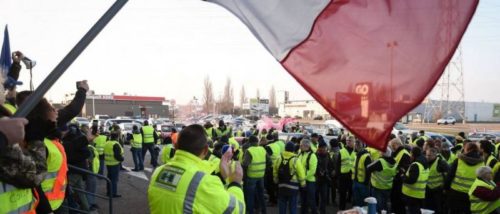 Διαδήλωση των “Κίτρινων Γιλέκων” μπροστά από αποθήκη της Amazon