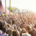 Ξεχάστε το Tinder που ξέρατε. Τώρα έχει φεστιβαλική εκδοχή.