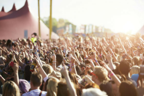 Ξεχάστε το Tinder που ξέρατε. Τώρα έχει φεστιβαλική εκδοχή.