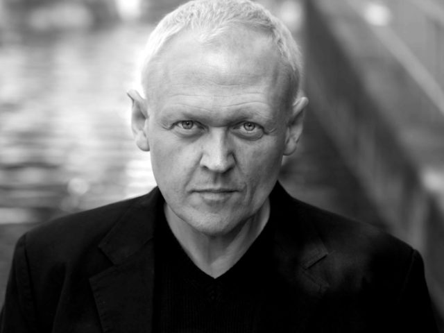 Χάραλντ Γκίλμπερς: «Οι αναγνώστες μου πρέπει να εστιάσουν στα εγκλήματα των Ναζί»