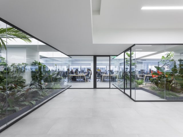 Ο χώρος αυτός βρίσκεται σε ένα κτίριο του ’70 στην Ομόνοια, είναι τα γραφεία μιας εταιρείας πληροφορικής