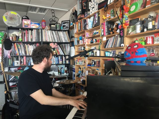 Ακόμη κι αν έπαιξε στο Tiny Desk, ο Theodore ενδιαφέρεται μόνο να παίζει για τον κόσμο