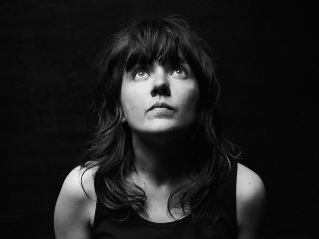Στα παρασκήνια ακόμα ρωτάνε την Courtney Barnett αν είναι «το κορίτσι κάποιου». Εκείνη εκνευρίζεται…