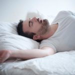 Κακά νέα για όσους ροχαλίζουν βαριά και συνεχόμενα