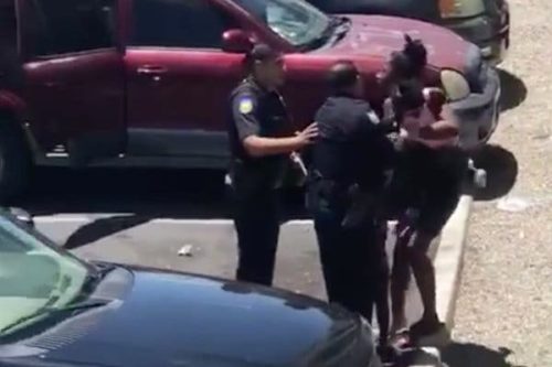 Κινητοποιήσεις στο Φοίνιξ μετά το περιστατικό χρήσης βίας εναντίον οικογένειας Αφροαμερικανών