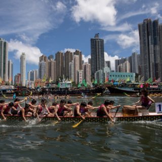 Κωπηλασία στη σκιά ουρανοξυστών