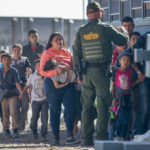 ΗΠΑ: Περίπου 250 παιδιά μεταναστών απομακρύνθηκαν από κέντρο κράτησης στα σύνορα όπου ζούσαν σε άθλιες συνθήκες