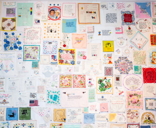 Τα εξοργιστικά tweet του Ντόναλντ Τραμπ σε κεντήματα