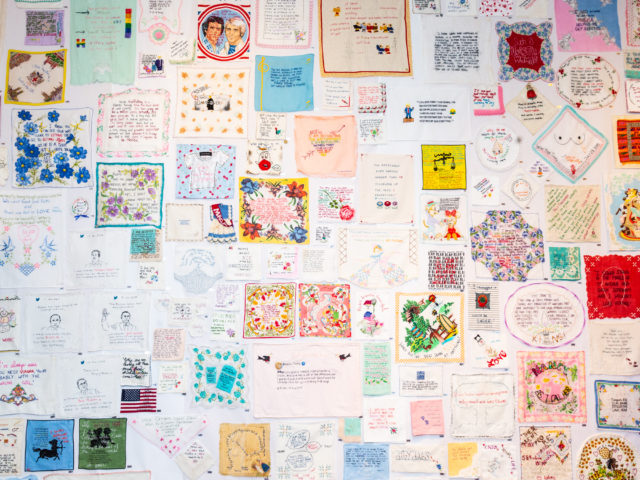 Τα εξοργιστικά tweet του Ντόναλντ Τραμπ σε κεντήματα