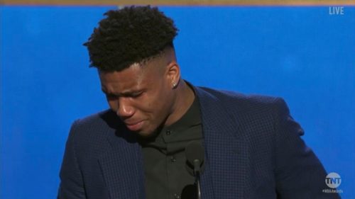 Δείτε τη συγκινητική ομιλία του δακρυσμένου Γιάννη Αντετοκούνμπο μόλις πήρε το βραβείο του MVP… (ΒΙΝΤΕΟ)