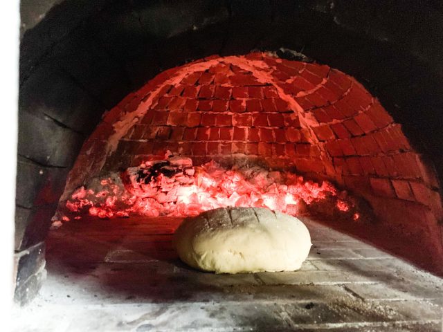 Στο «Sea of Tastes» η ελληνική κουζίνα ανταγωνίζεται τη θέα της θάλασσας.