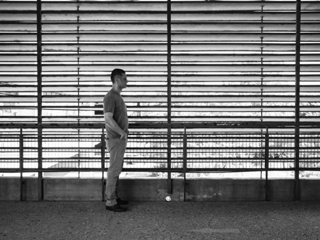 Ο Αιμίλιος Χειλάκης απευθύνεται σε ένα κοινό που έχει πολιτική άποψη