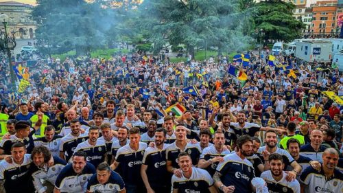 Με ναζιστικούς ύμνους, πυρσούς και σβάστικες πανηγυρίζουν οι φίλαθλοι της Ελλάς Βερόνα την άνοδο της ομάδας στην Α’ Κατηγορία