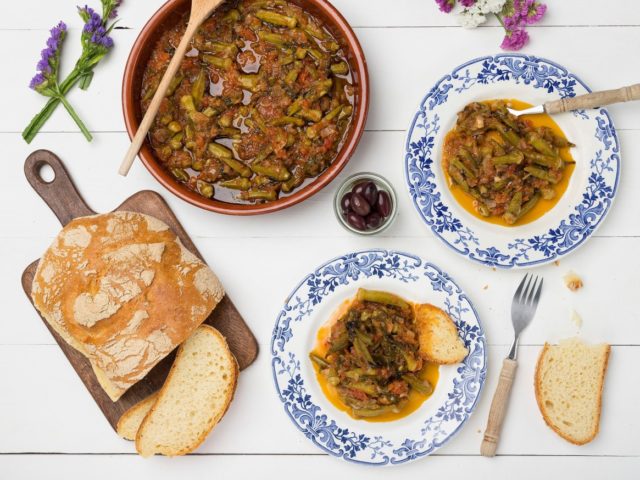 Έχουμε συνταγή που θα σου αλλάξει τη γνώμη για τις μπάμιες τις λαδερές