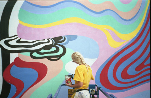 Η ψυχεδελική παλέτα της Gina Kiel