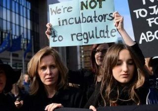 Μισθολογικές ανισότητες, γυναικοκτονίες, υποχρεωτικοί γάμοι: Δέκα στοιχεία για την ζωή των γυναικών ανά τον κόσμο σήμερα