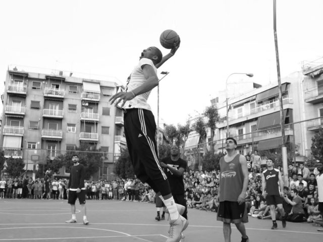 Κάποτε ο Γιάννης Αντετοκούνμπο περνούσε κάτω από το μπαλκόνι μου, τώρα είναι ο MVP του ΝΒΑ