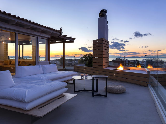 Τώρα που βγαίνουμε όλοι σε μπαλκόνια και ταράτσες, ας δούμε ένα διαμέρισμα που έφτιαξαν οι Schema architecture & engineering