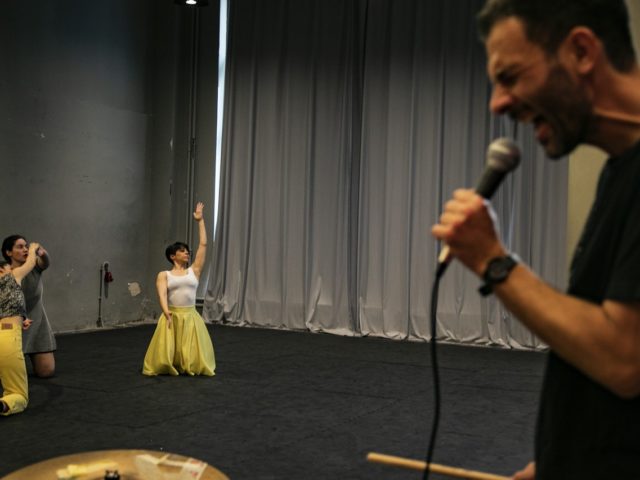 Η γκοθ «Ζιζέλ» του Κώστα Τσιούκα χορεύει στον ρυθμό του Larry Gus.