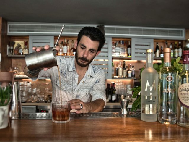 Ο Romain Krot παντρεύει τα ελληνικά αποστάγματα με τις γαλλικές του ρίζες χάρη στο «Local Spirit Project»