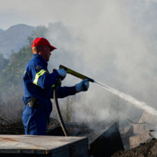 Οριοθετήθηκε η πυρκαγιά στη Σαλαμίνα