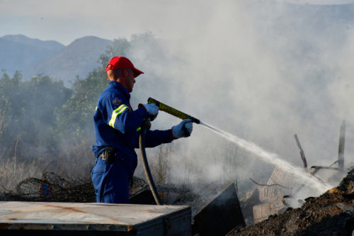Οριοθετήθηκε η πυρκαγιά στη Σαλαμίνα