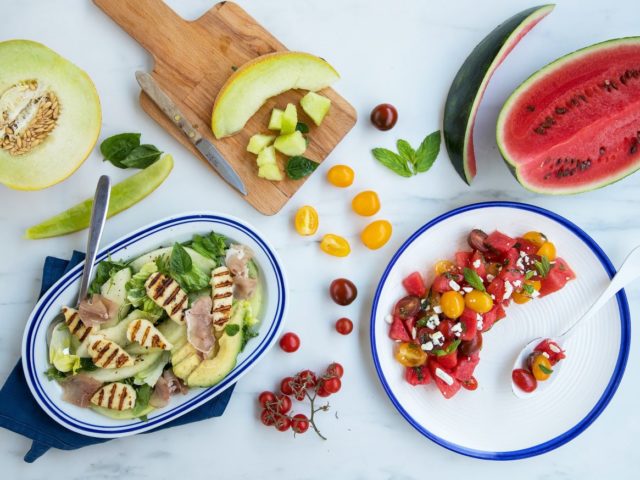 Δύο υπέροχες σαλάτες για το καλοκαίρι με καρπούζι και πεπόνι