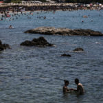 Σεξουαλική επίθεση σε 26χρονη γυναίκα στην παραλία – Της έσκισαν τη μπλούζα μεταδίδοντας live