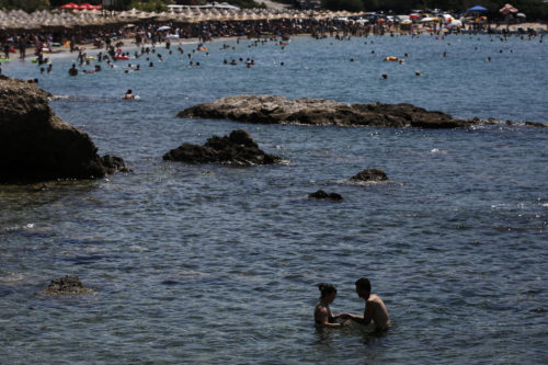 Σεξουαλική επίθεση σε 26χρονη γυναίκα στην παραλία – Της έσκισαν τη μπλούζα μεταδίδοντας live