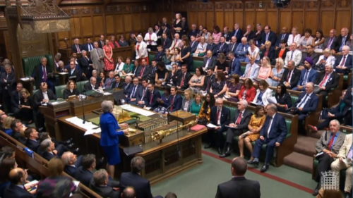 Η Μέι δηλώνει «ευτυχής που παραδίδει σε κάποιον που έχει θητεύσει στην κυβέρνησή» της