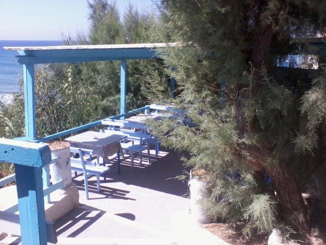 Αν βρεθείς στην Ανάφη να παραγγείλεις στη Βιβή κεφτεδάκια και τζατζίκι