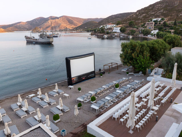 Ένα ξενοδοχείο στην Πάτμο μεταμορφώθηκε σε θερινό σινεμά