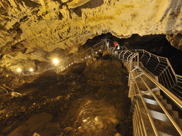 Στην Αντίπαρο, η αρχιτεκτονική μας βοηθάει να εξερευνήσουμε τον φυσικό πλούτο ενός σπηλαίου