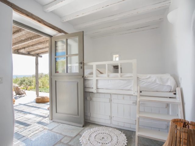 Σε μια κατοικία της Πάρου, η παραδοσιακή τοπική αρχιτεκτονική συμβαδίζει με ένα γήπεδο petanque