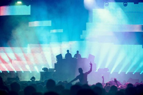 “Πέστε όλοι κάτω”- Τα βίντεο από την είσοδο των αστυνομικών στο Γκάζι