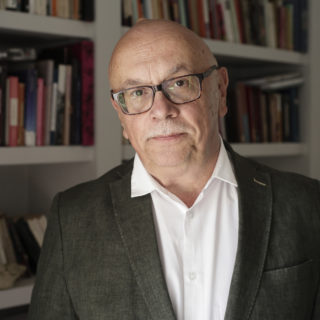 Κώστας Δουζίνας: «Η εξουσία σήμερα δεν σε διατάζει να ψηφίζεις Μητσοτάκη, αλλά σου δίνει συμβολικά σημάδια για το τι θέλει να κάνεις»