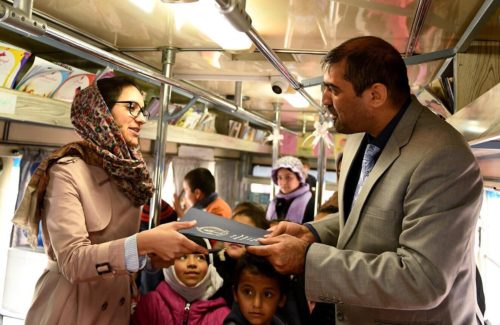 H οργάνωση Charmagz κάνει τα λεωφορεία κινητές βιβλιοθήκες