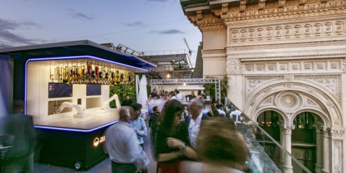 Ποτό από ρομπότ-μπαρίστα με θέα το Ντουόμο του Μιλάνου