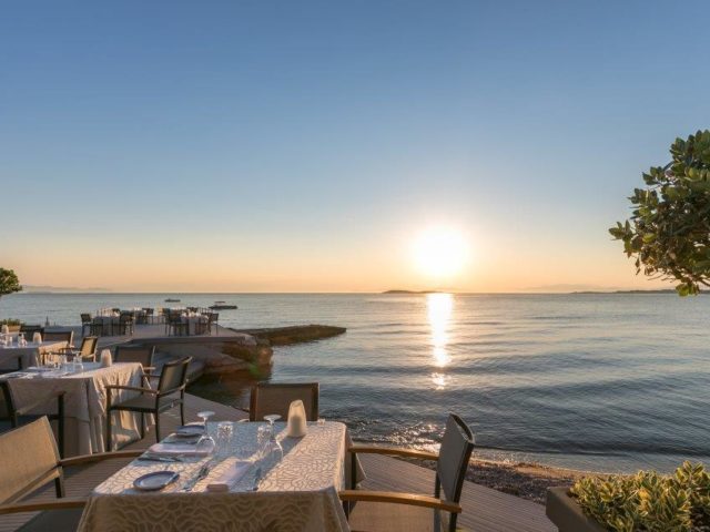 Μεσογειακή κουζίνα και αποθεωτικό ηλιοβασίλεμα στο Myhtos by Divani