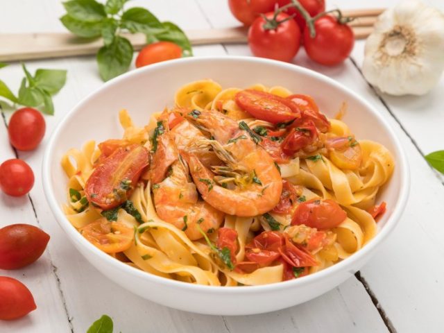 Σου έχουμε συνταγή και εύκολη και πεντανόστιμη γαριδομακαρονάδα σε 30 λεπτά