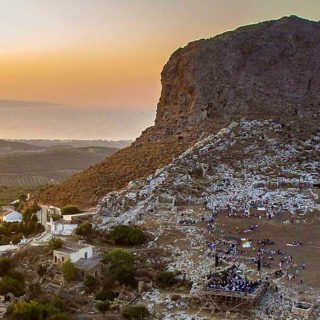 «Έμοιαζε με τρελή ιδέα η σκέψη να φέρουμε μια ολόκληρη συμφωνική ορχήστρα στον ιστορικό λόφο της Ρόκκας, στην πανσέληνο του Αυγούστου»