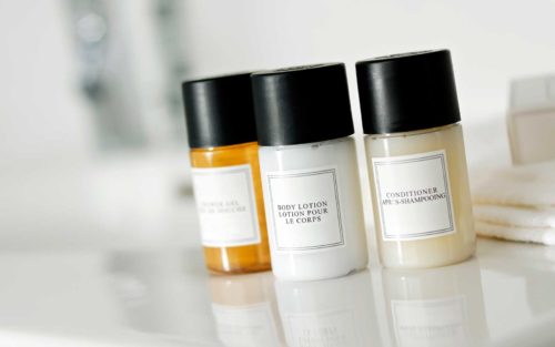 Τέλος τα δωρεάν πλαστικά μπουκαλάκια με προϊόντα περιποίησης στα ξενοδοχεία