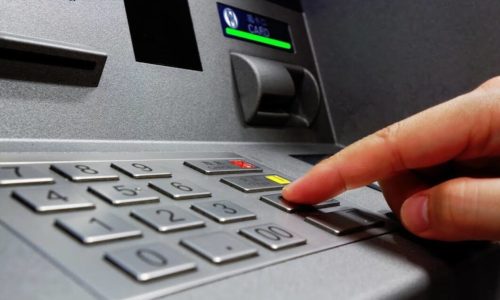 Αυξάνονται από τις επόμενη εβδομάδα ως και 3 ευρώ οι χρεώσεις για αναλήψεις με κάρτες από ΑΤΜ άλλων τραπεζών