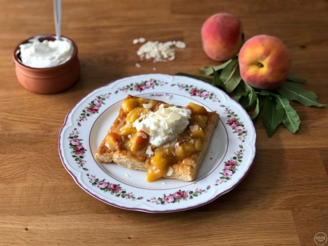 Σου έχουμε συνταγή για τάρτες σφολιάτας με καραμελωμένους γιαρμάδες & γιαούρτι