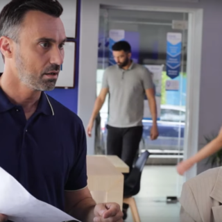 Γιώργος Καπουτζίδης και Έφη Παπαθεοδώρου πρωταγωνιστούν σε ένα ξεκαρδιστικό βίντεο χωρίς …ουρές και ταλαιπωρία